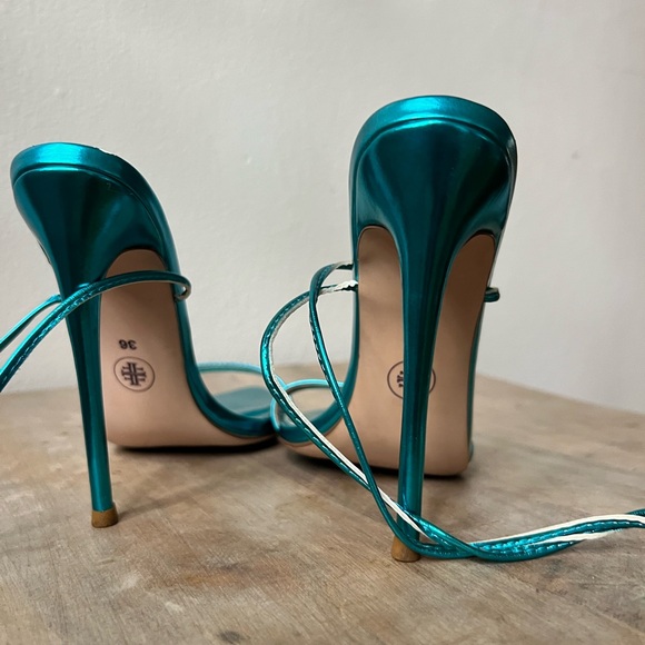 FEMME los angeles 

Luce Minimale in metallic turquoise - Picture 4 of 10